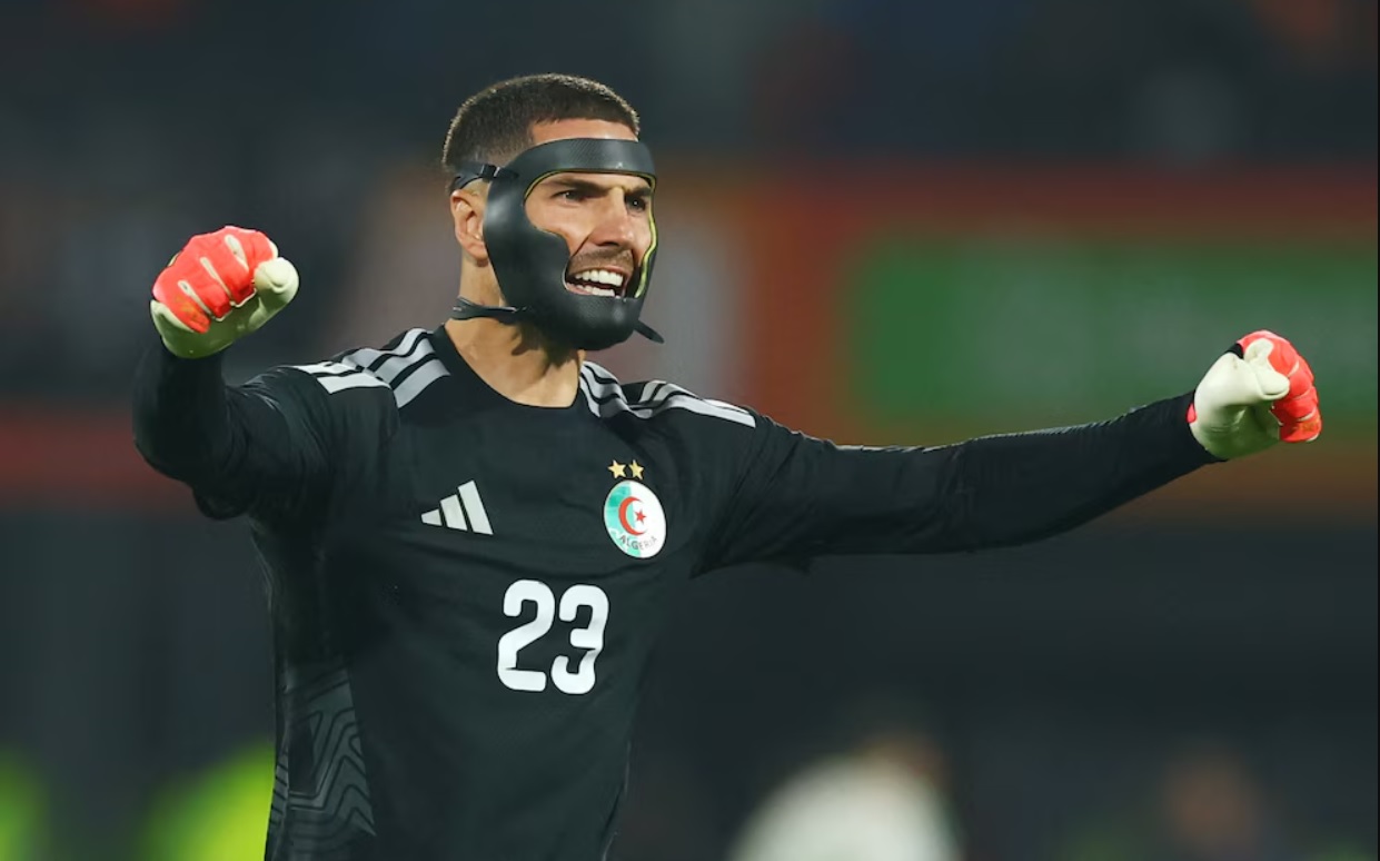 Khi con trai của Zidane đeo mặt nạ, xỏ găng ngăn chặn Messi ghi bàn...