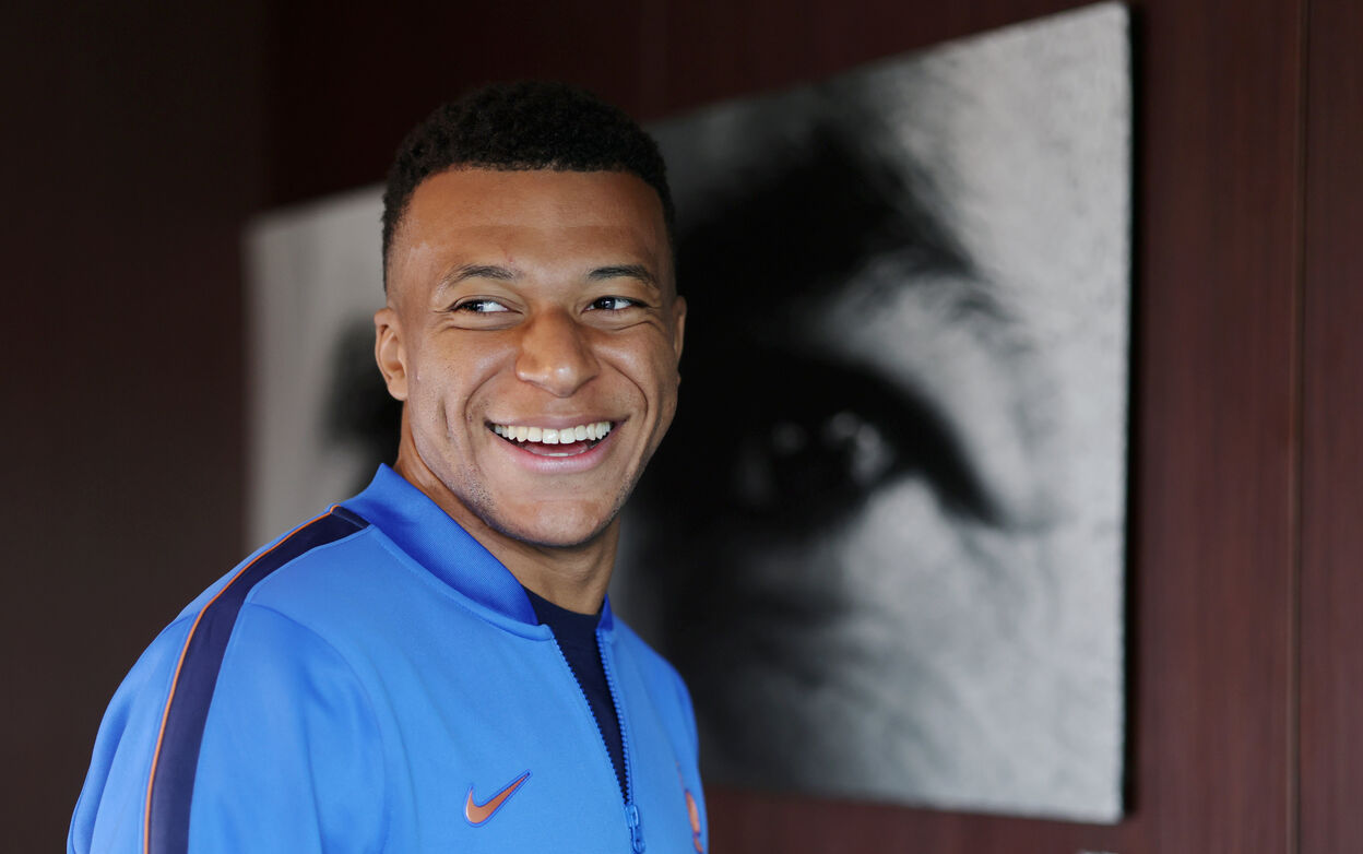 Vị trí tiền đạo cắm của Mbappe ở tuyển Pháp bị... 61% người hâm mộ phản đối