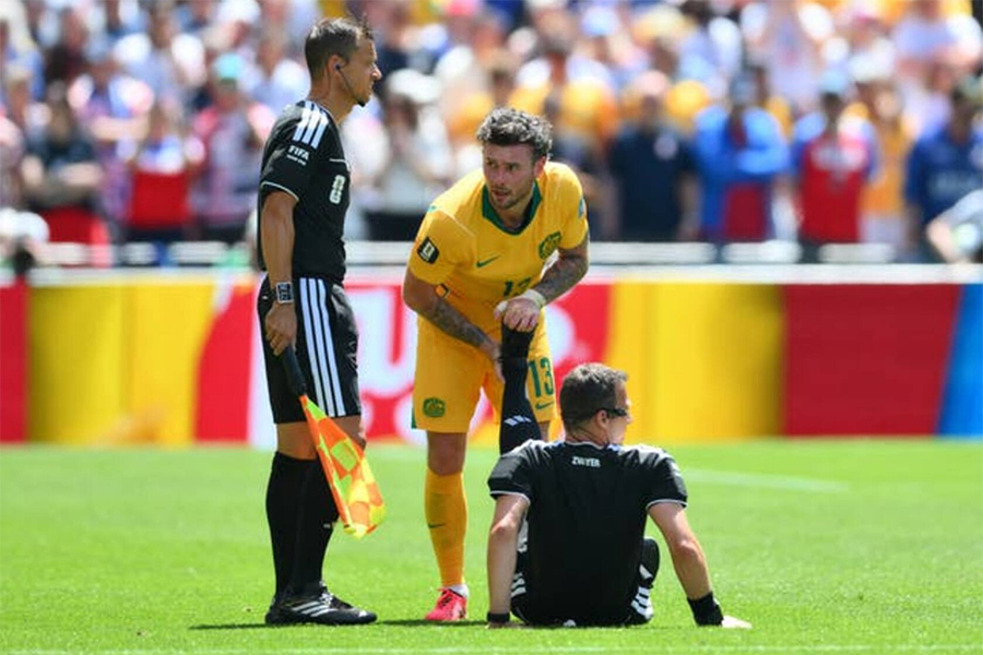 Trọng tài nổi tiếng châu Âu phải nhờ cầu thủ hỗ trợ vì chuột rút tại World Cup