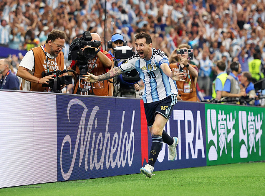 Messi phá kỷ lục World Cup nhưng bàn thắng lịch sử gây tranh cãi lớn