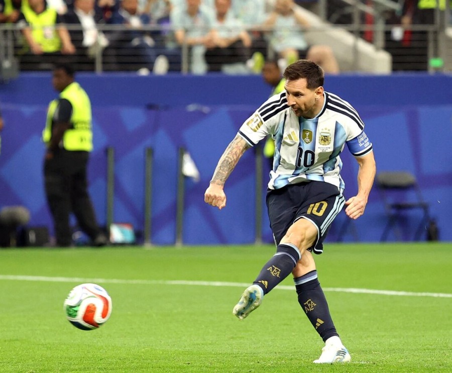 VIDEO Khoảnh khắc Messi... sút trượt penalty và đi vào lịch sử