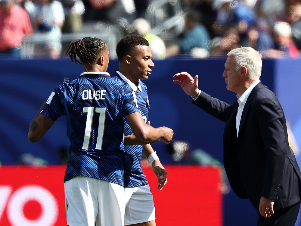 Pháp đại thắng 3-0, HLV Deschamps vẫn chưa hài lòng dù chạm cột mốc lịch sử tại World Cup