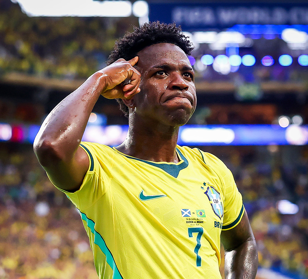 Vinicius Jr "phá dớp" ghi bàn bằng đầu sau 2 năm, tiết lộ thầy Ancelotti phải mua quà tặng