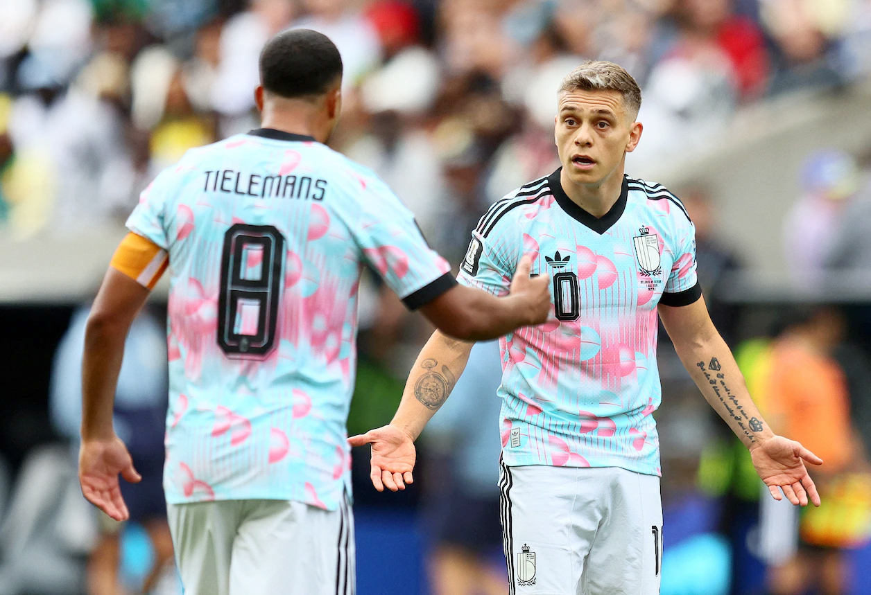 Từ ẩu đả đến người hùng: Hiệp hai điên rồ của Trossard và Tielemans trước Senegal