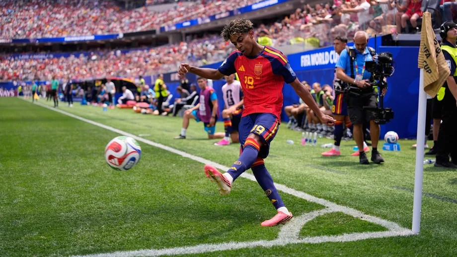 Lamine Yamal: "Đối đầu Ronaldo ư? Tôi không quan tâm đối thủ là ai"