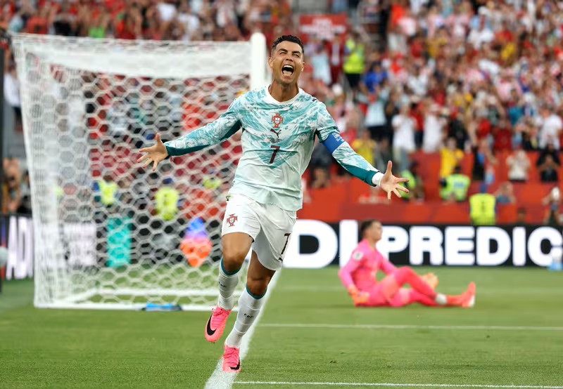 VIDEO: Ronaldo ghi bàn đầu tiên ở vòng knock-out World Cup sau 6 kỳ tham dự