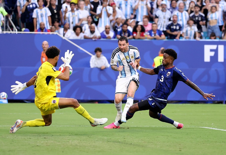 VIDEO: Bàn thắng từ cú chạm bóng kỳ diệu của Messi trong trận Argentina - Cape Verde