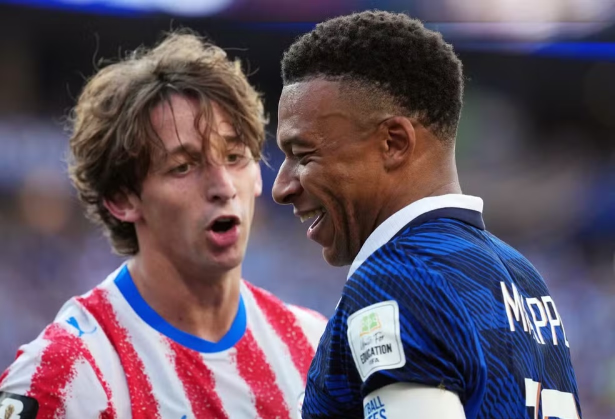Mbappe cười khi bị cầu thủ Paraguay khiêu khích, Deschamps tuyên bố: "Họ định kết liễu cậu ấy"