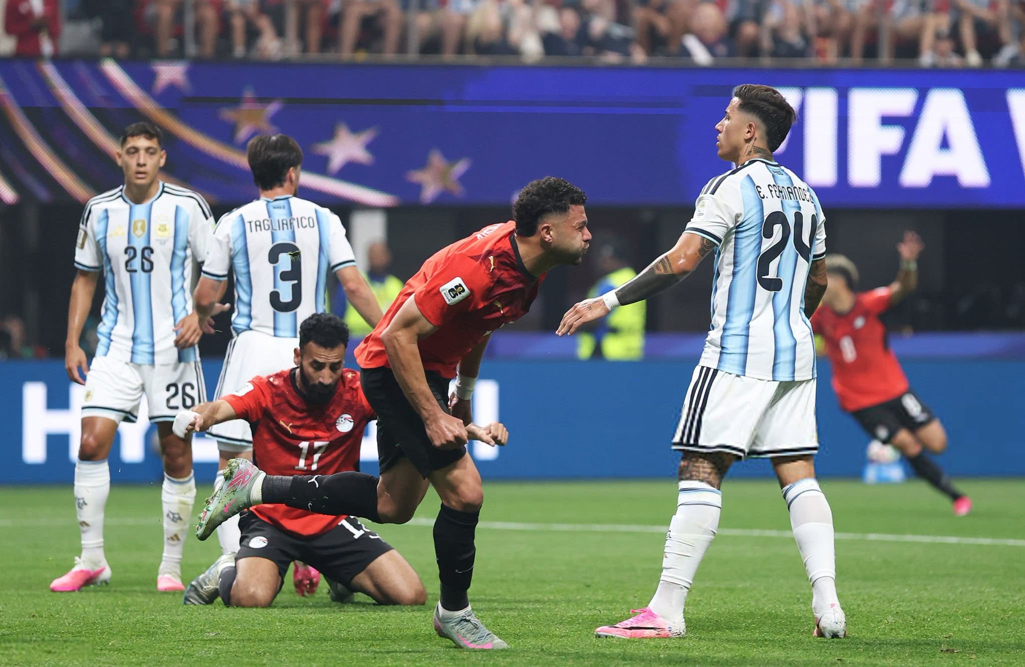 VIDEO: Yasser Ibrahim đánh đầu hiểm hóc, mở tỷ số cho Ai Cập trước Argentina