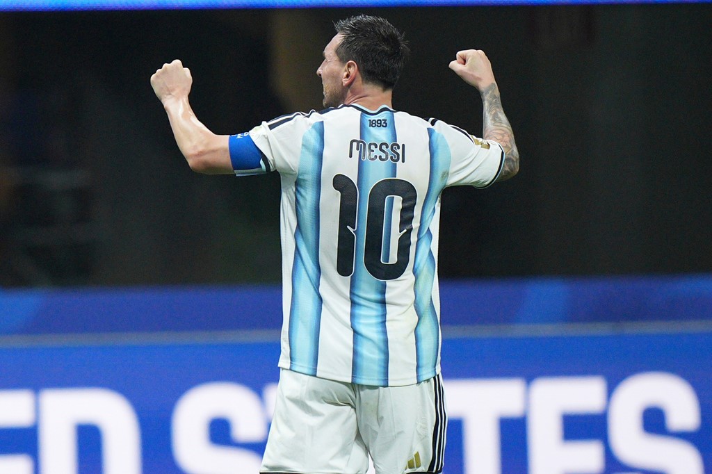 Messi được chấm điểm 9 sau những khoảnh khắc kỳ diệu giúp Argentina ngược dòng