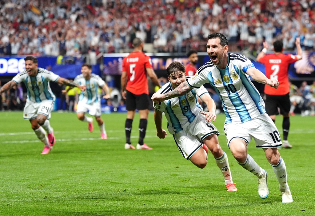 Messi sút hỏng phạt đền nhưng tạo nên màn ngược dòng kinh điển cho Argentina
