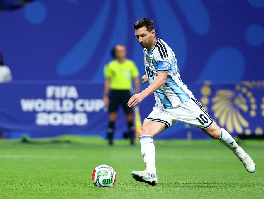 21 năm khoác áo Argentina, Lionel Messi lần đầu chạm trán tuyển Anh