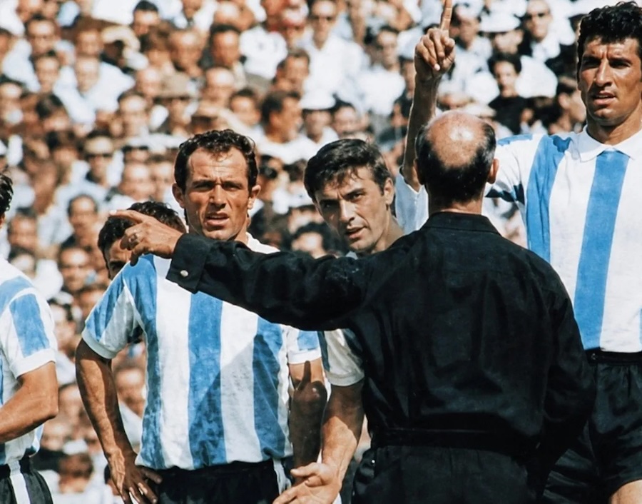 Màn đối đầu duyên nợ Argentina - Anh "khai sinh" thẻ vàng và thẻ đỏ với bóng đá thế giới