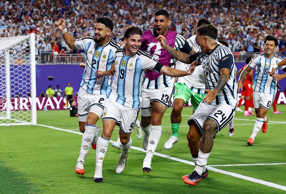 Hiệp phụ bùng nổ, Argentina vượt qua Thụy Sĩ để bảo vệ giấc mơ vô địch World Cup