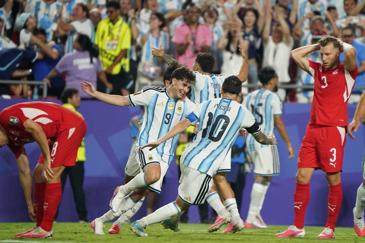 Julian Alvarez lên tiếng sau khoảnh khắc giải cứu Argentina