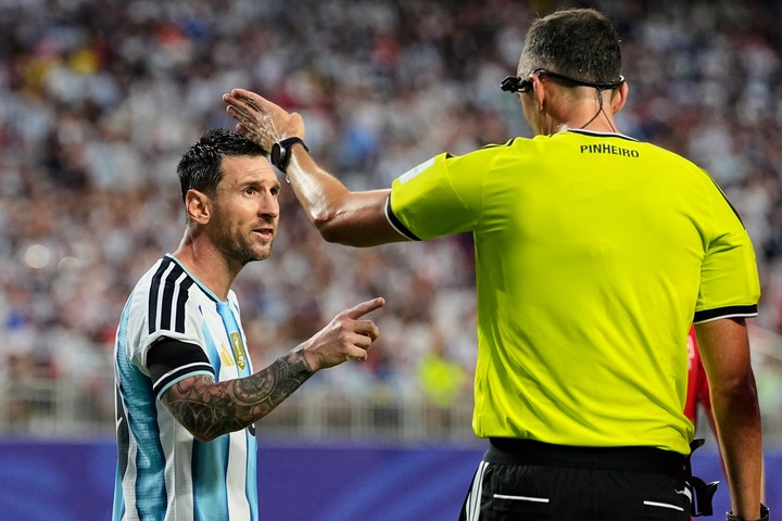 Căng thẳng với trọng tài, Lionel Messi yêu cầu: "Đừng thiếu tôn trọng tôi"
