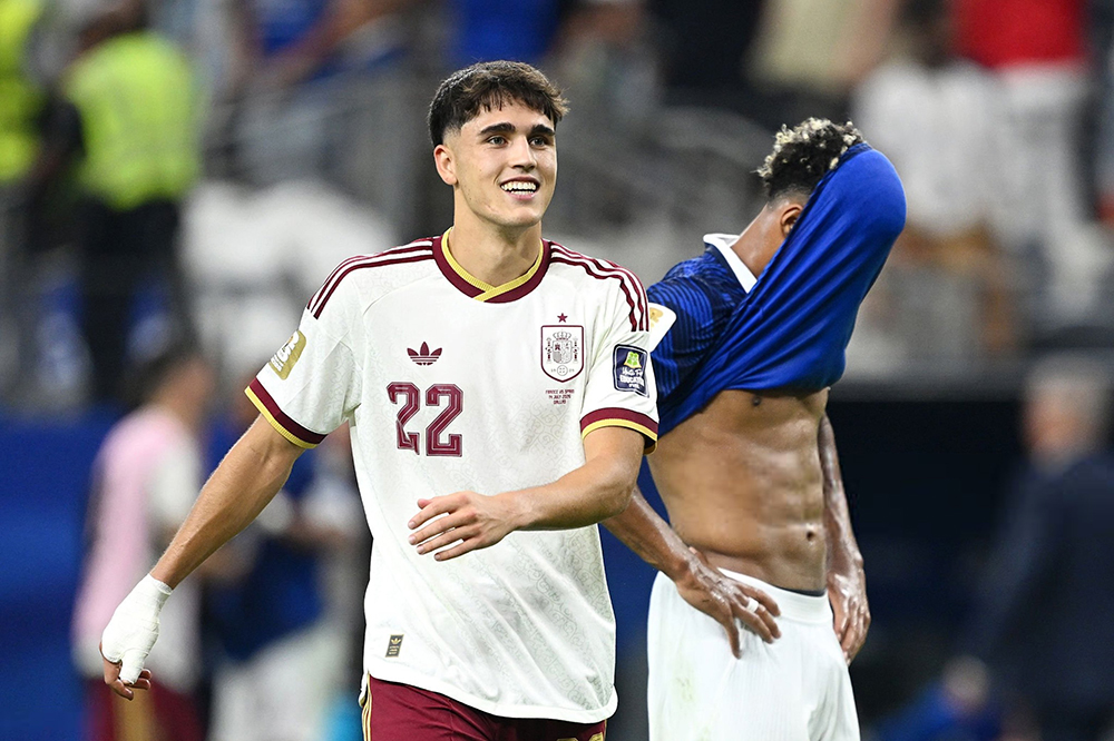 Ứng viên "Cầu thủ trẻ xuất sắc nhất World Cup 2026" Pau Cubarsi làm "tắt điện" hàng công nguyên tử của Pháp