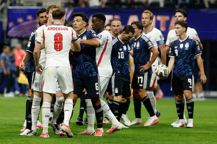 Argentina và Anh tạo màn đấu trí rực lửa với hàng loạt pha va chạm