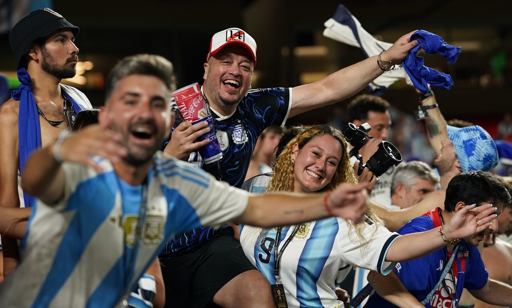 Người hâm mộ Argentina vật lộn với hành trình 1.400 km đến New York cổ vũ đội nhà đá chung kết