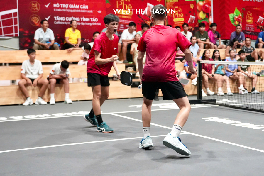 Khoảnh khắc vỡ òa: Tuấn Phong – An Dân ăn mừng chức vô địch U18 đôi nam