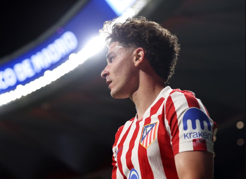 Barcelona tìm cách lôi kéo tiền đạo Julian Alvarez của Atletico (Ảnh: AS)