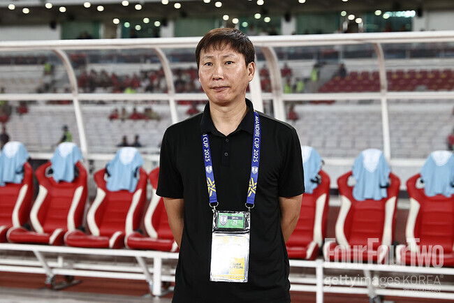 HLV Kim Sang-sik đang chịu sức ép sau trận hoà của Việt Nam (Ảnh: FourFourTwo Korea)