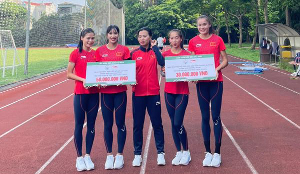 Tuyển thủ điền kinh Việt Nam nhận thưởng sau kỳ tích giải tiếp sức châu Á 2024