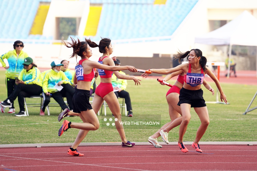 Hai c&uacute; đ&uacute;p kỷ lục ở đường chạy 4x800m Đại hội Thể thao to&agrave;n quốc 2022