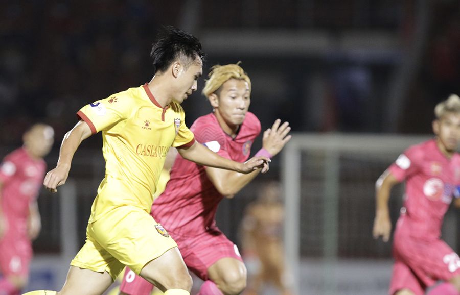 Tiền đạo lại đá hỏng penalty, Hà Tĩnh xuống đáy bảng V.League 2021