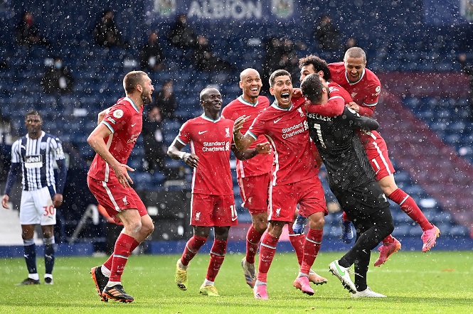 Alisson nghẹn ngào sau khi ghi bàn quyết định cho Liverpool Alisson nghẹn ngào sau khi ghi bàn quyết định cho Liverpool