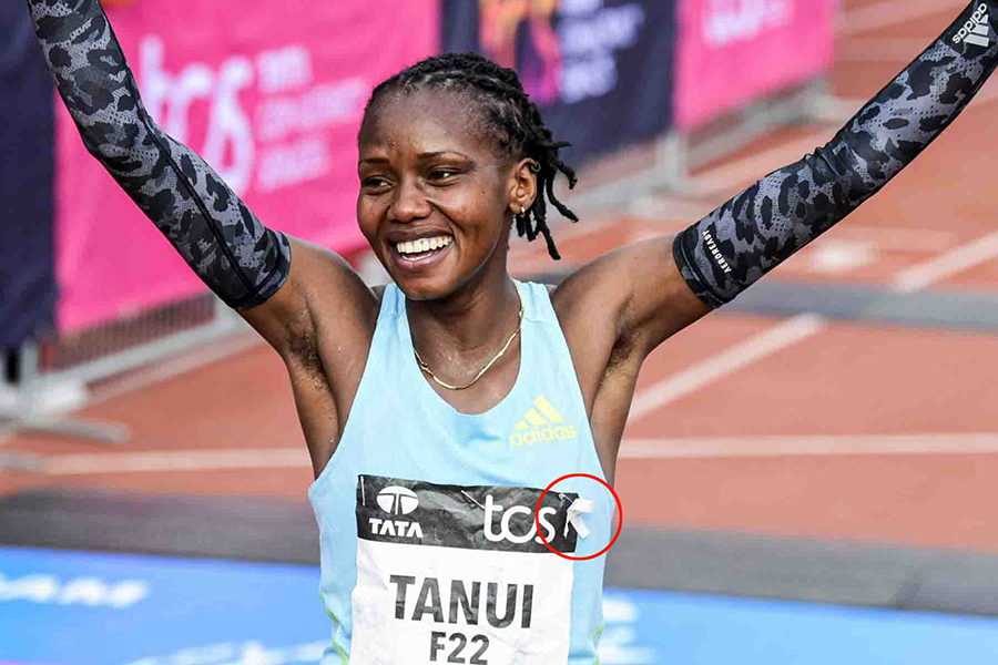 Chuyện xúc động về chiếc nơ trắng trên áo nhà vô địch Amsterdam Marathon