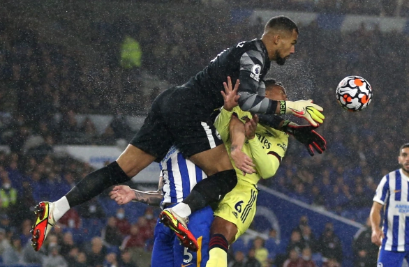 Hậu vệ Arsenal lần thứ hai mất răng trước cùng đối thủ Brighton