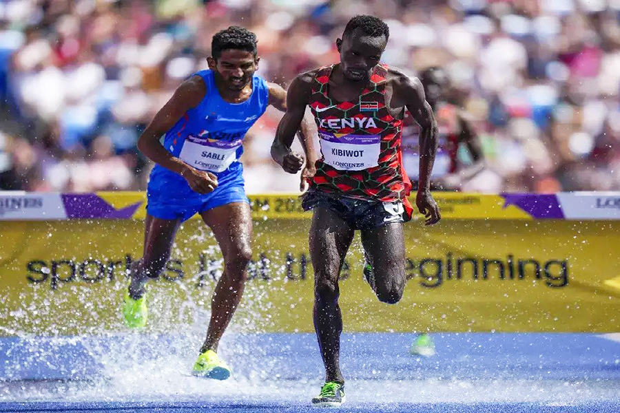 Chàng nông dân Ấn Độ suýt lật đổ thế thống trị của Kenya trên đường chạy 3000m chướng ngại vật