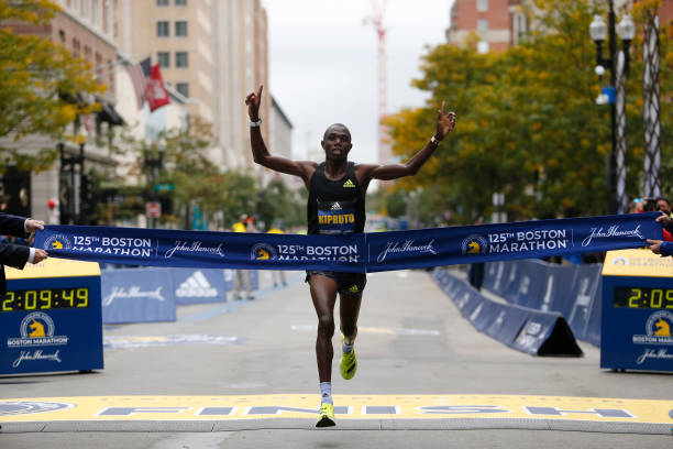 Đồng hương Eliud Kipchoge lần đầu vô địch Boston Marathon