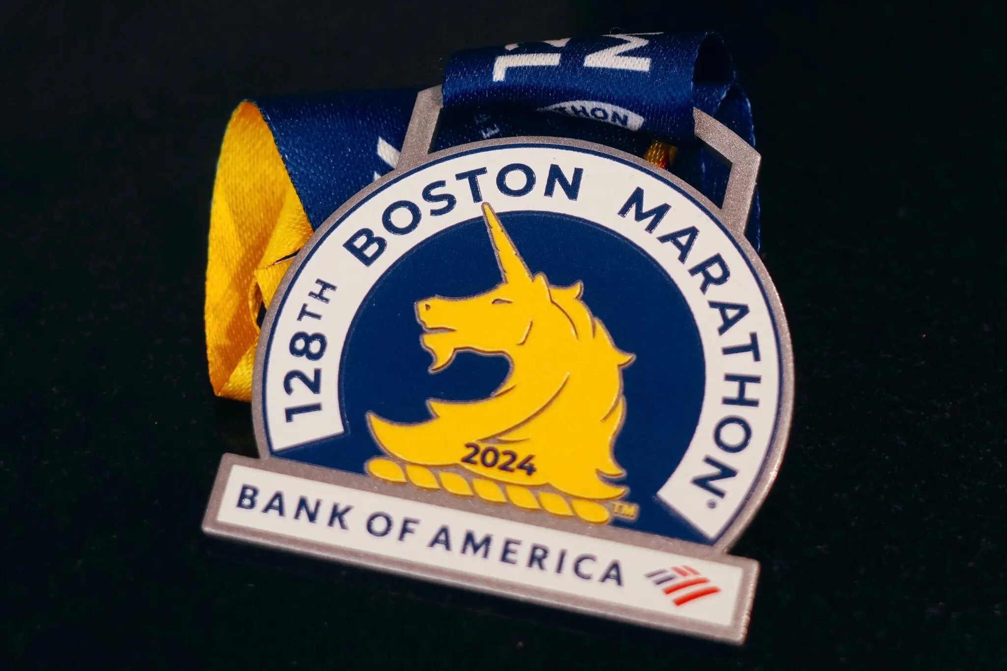 Boston Marathon bị chỉ trích vì để logo nhà tài trợ quá to trên huy chương hoàn thành