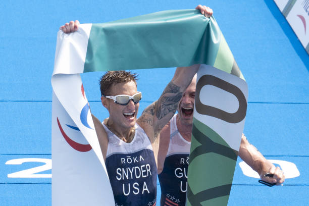 Cựu lính hải quân Mỹ bị mù tại Afghanistan giành HCV triathlon Paralympic lịch sử