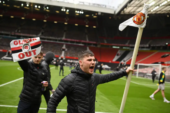 Trận MU vs Liverpool CHÍNH THỨC bị hoãn vì CĐV bao vây sân Old Trafford