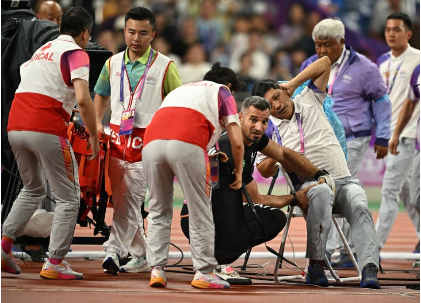 Điền kinh Asian Games 19: Sốc cảnh trọng t&agrave;i g&atilde;y ch&acirc;n do bị n&eacute;m nhầm b&uacute;a