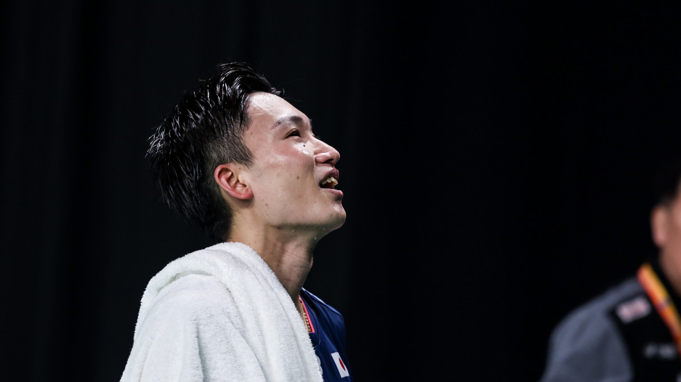 Cựu số 1 cầu l&ocirc;ng thế giới đơn nam Kento Momota vẫn cười trong l&uacute;c tr&aacute;i tim những người h&acirc;m mộ anh tan n&aacute;t