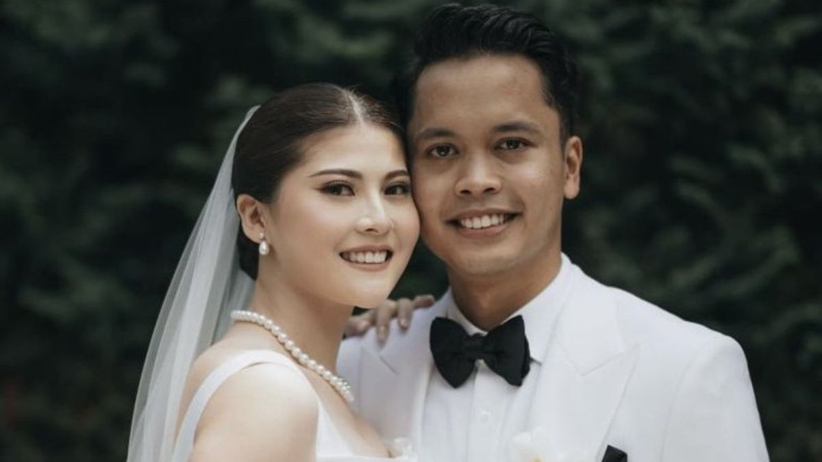 Sao cầu l&ocirc;ng Indonesia Anthony Sinisuka Ginting kết h&ocirc;n với đồng nghiệp Mitzi Abigail
