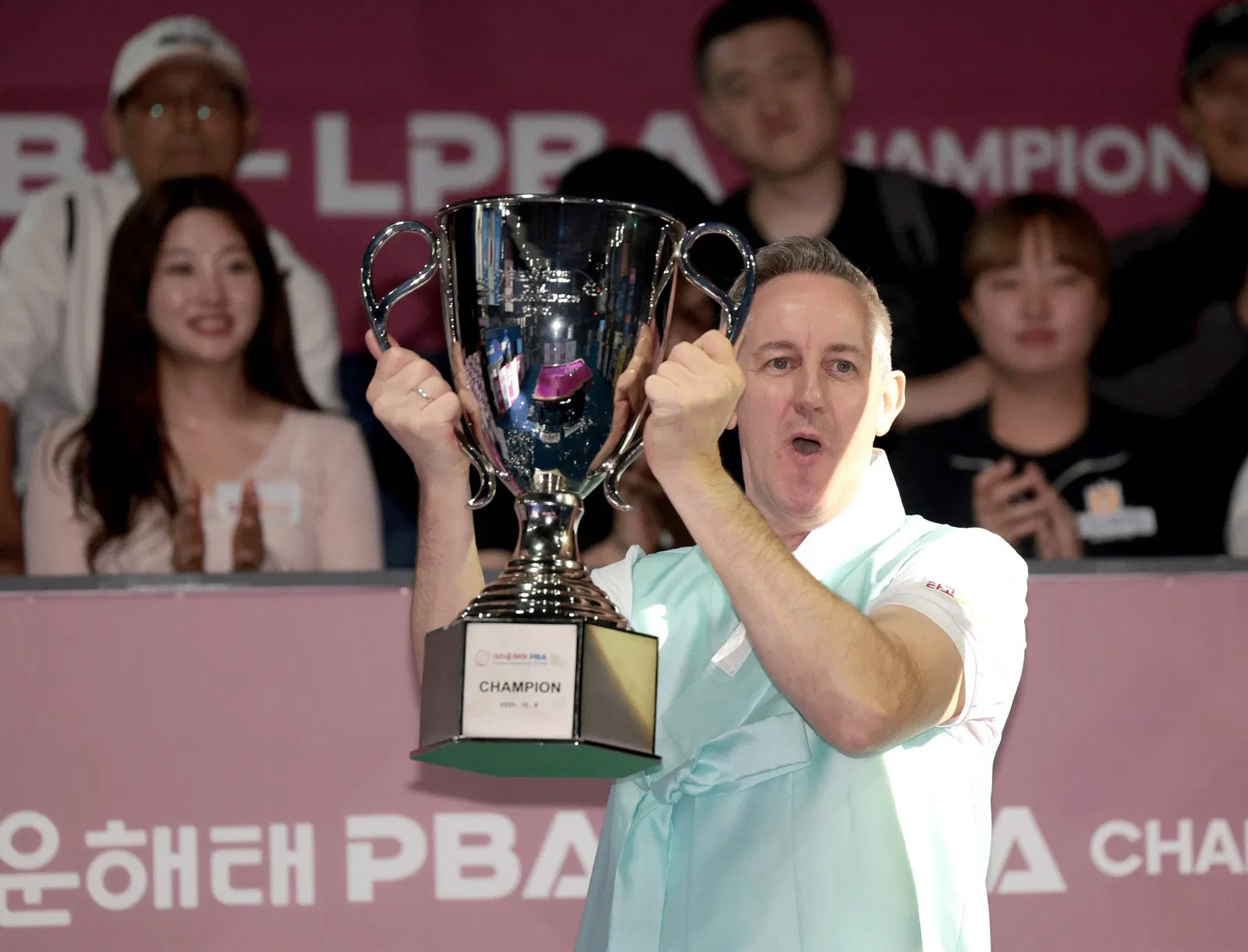 Eddy Leppens trở lại đỉnh vinh quang giải billiards PBA sau 4 năm, kiếm được tổng cộng hơn 8,5 tỷ đồng