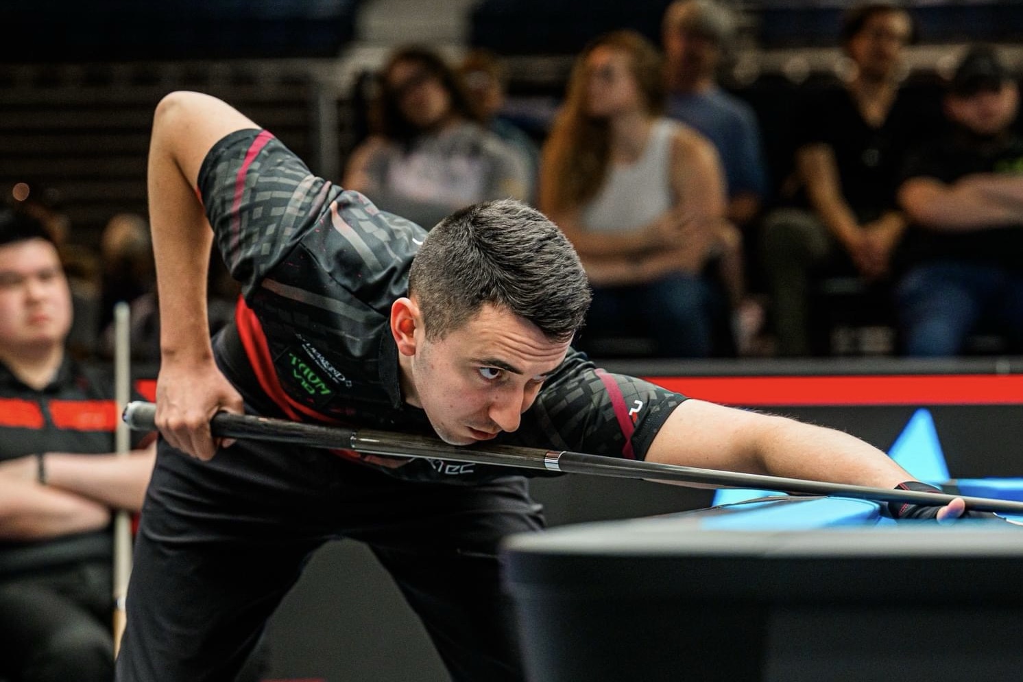 Fedor Gorst biết ơn Juszczyszyn trợ giúp để đi vệ sinh ở giải billiards 10 bóng VĐTG 2024