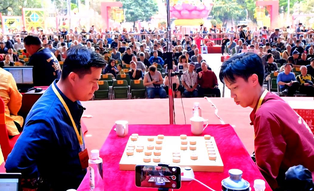 Khi 6 đại cao thủ cờ tướng Trung Quốc ngồi khán đài "tầm sư" Lại Lý Huynh và bài học về sự khiêm nhường đỉnh cao