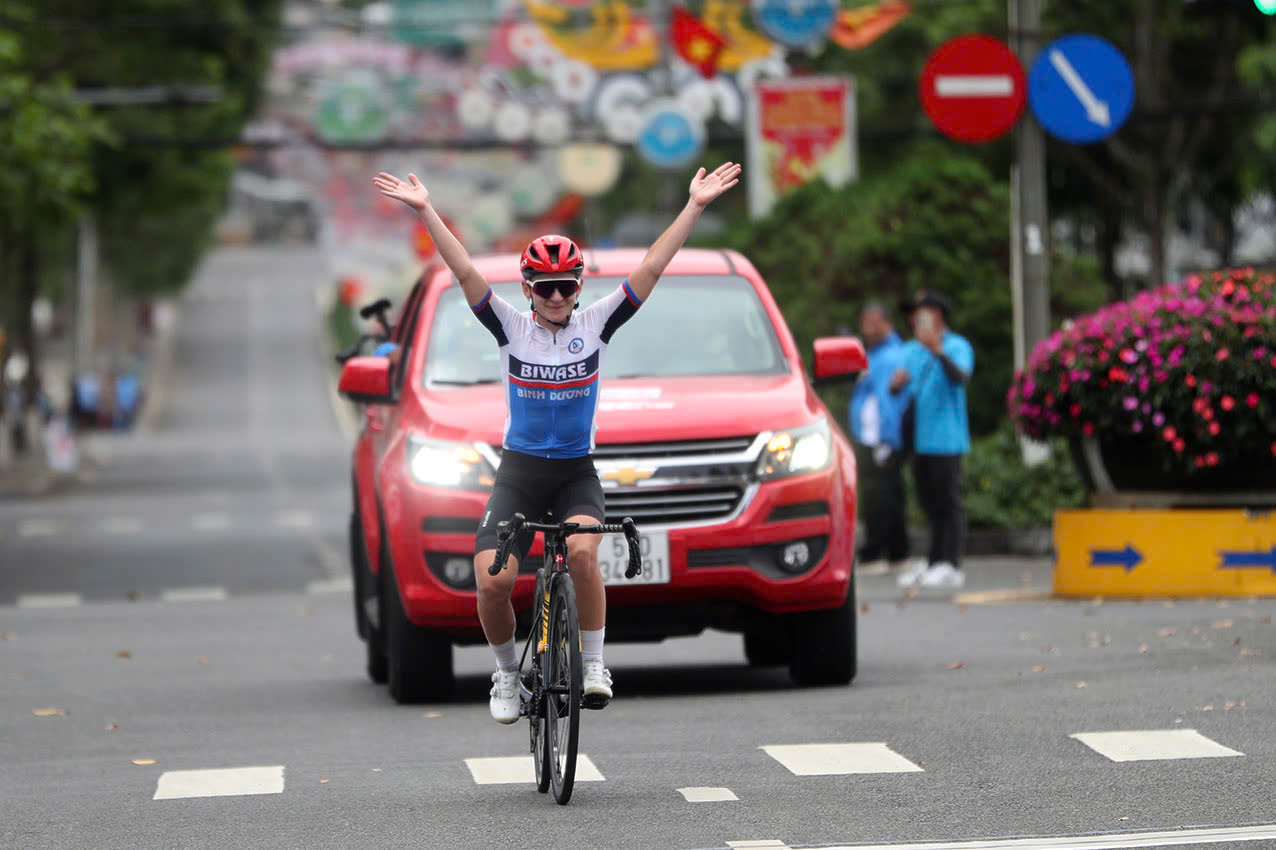 Chặng 3 giải xe đạp Biwase Tour of Vietnam 2025 chứng kiến m&agrave;n độc diễn của người đẹp Nga Natalia Frolova&nbsp;