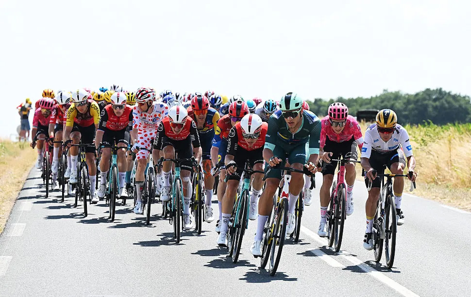 Chặng 9 của cuộc đua xe đạp Tour de France 2025 trở th&agrave;nh chặng nhanh thứ 2 trong lịch sử