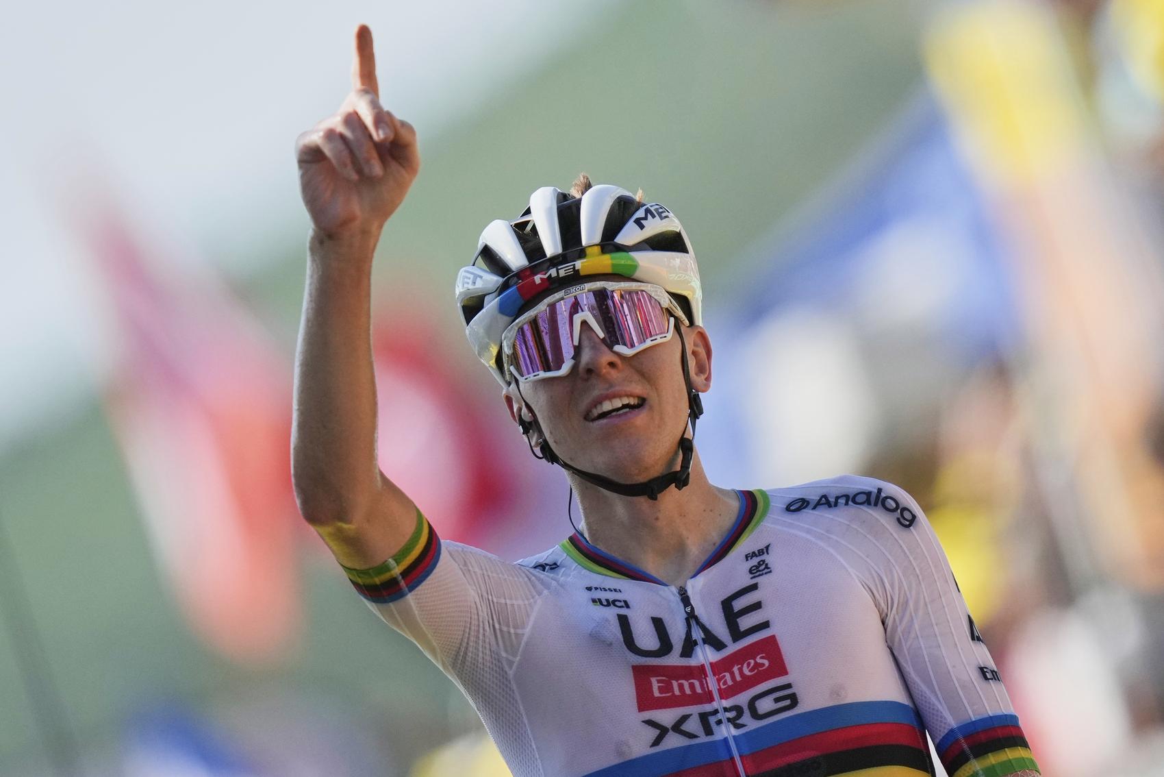 Thắng vang dội tại Pyrenees, đương kim vô địch Tadej Pogacar giành lại Áo vàng cuộc đua xe đạp Tour de France 2025