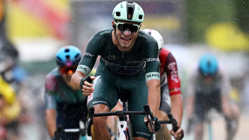 Jonathan Milan thắng chặng 17 cuộc đua xe đạp Tour de France 2025 bằng nước rút trên đường ướt