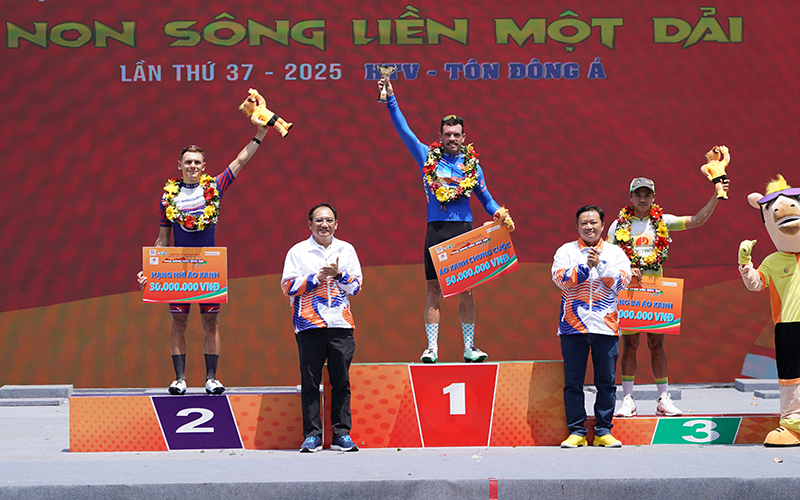 Nick Kergozou lập kỷ lục thắng chặng ngay ngày cuối Cuộc đua xe đạp tranh Cúp Truyền hình TP.HCM 2025 Nick Kergozou lập kỷ lục thắng chặng ngay ngày cuối Cuộc đua xe đạp tranh Cúp Truyền hình TP.HCM 2025