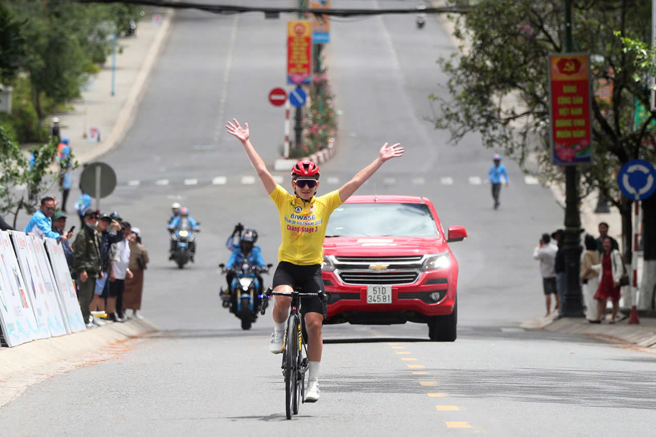 Người đẹp Nga Natalia Frolova th&acirc;u t&oacute;m 3 chiếc &aacute;o danh gi&aacute; ở chặng 4 giải xe đạp Biwase Tour of Vietnam 2025