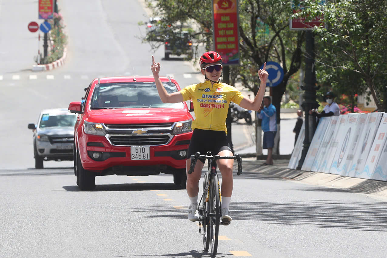 Natalia Frolova v&ocirc; địch tuyệt đối với trọn bộ 3 chiếc &aacute;o danh gi&aacute; của giải xe đạp Biwase Tour of Vietnam 2025